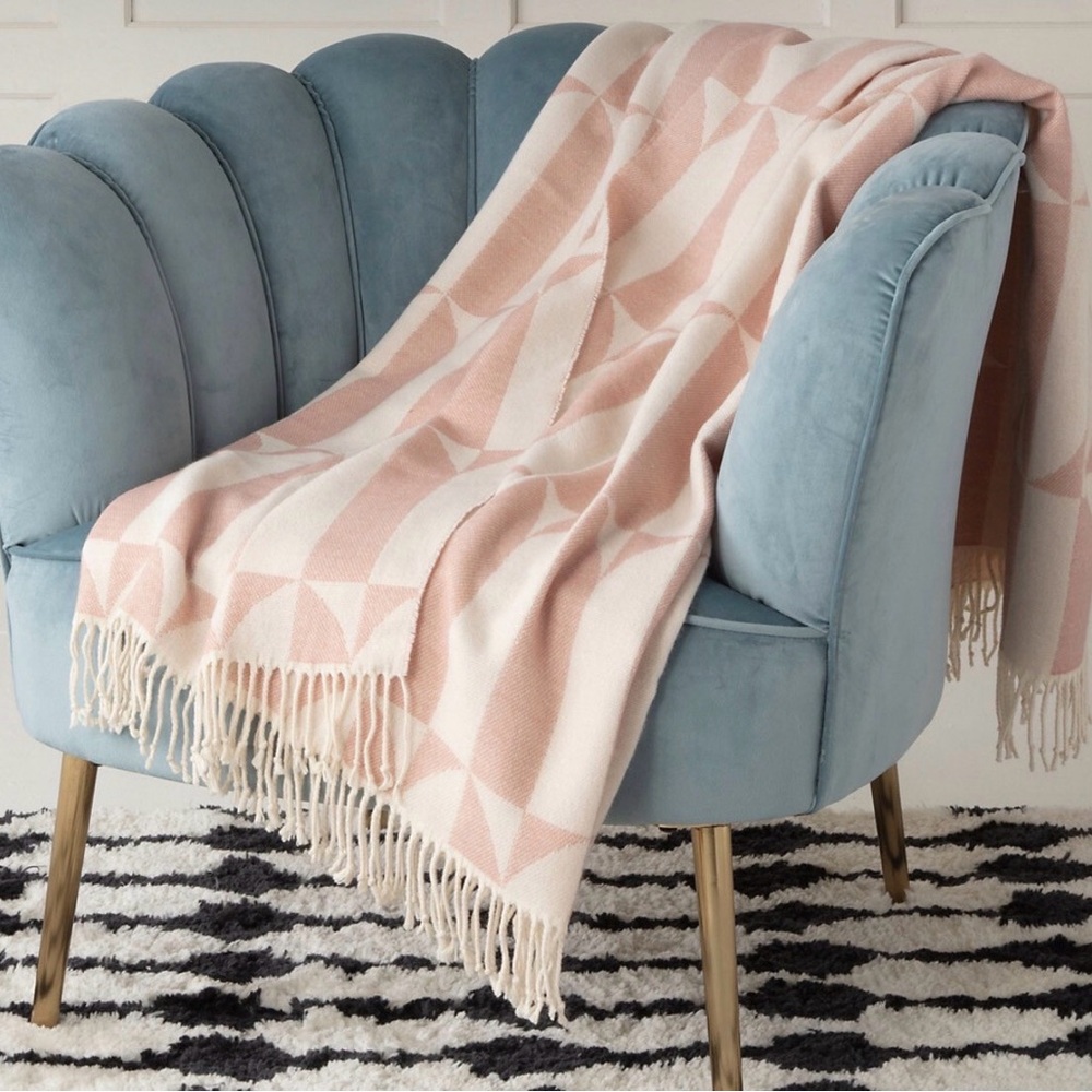 NWT Novo Gratz by Utica Pink & Cream Jacquard Throw